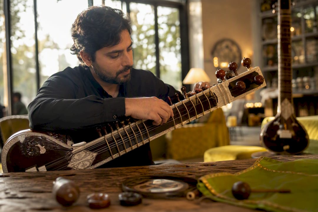 Rajib Karmakar sitarrajib Play a Clean Sitar Melody in 1 Month, Online Sitar Lessons From SITARRAJIB 1 Musician tuning sitar in warm studio