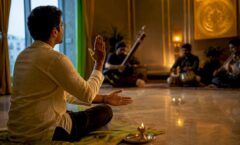 Listener marking tala with hand gestures